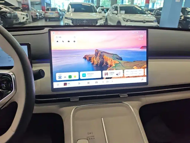 Geely Galaxy Starship 7 EM-i — Фото автомобиля 12