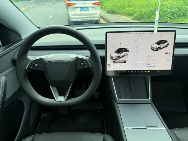 Tesla Model Y — Фото автомобиля 9