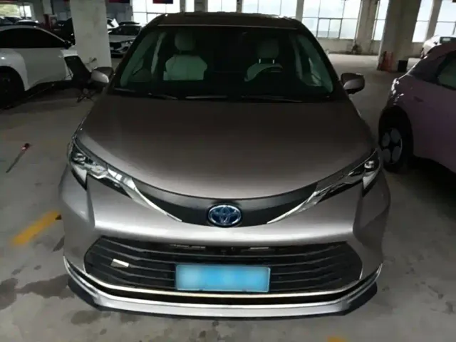 Toyota Sienna — Фото автомобиля 2
