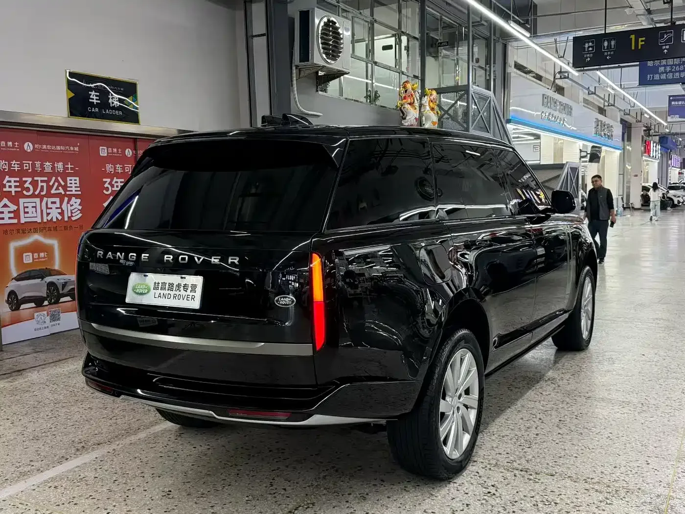 Land Rover Range Rover 2023 3.0 L6 360PS Golden Age Edition — Фото автомобиля 9