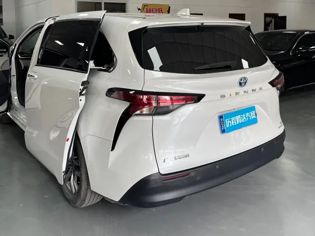 Toyota Sienna — Фото автомобиля 8