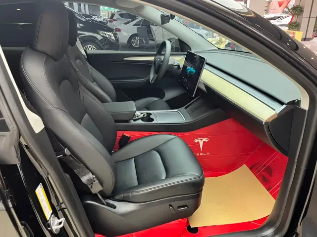 Tesla Model Y — Фото автомобиля 15