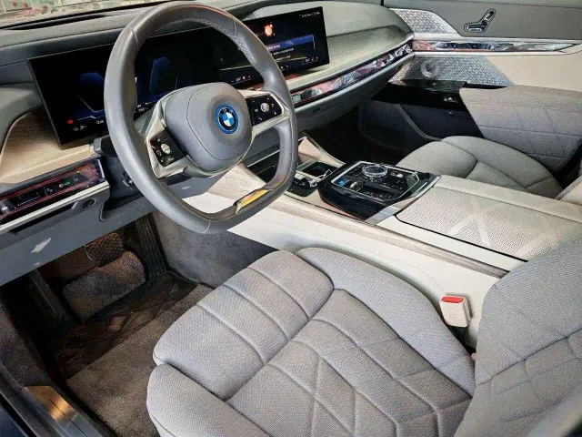 BMW i7 — Фото автомобиля 10