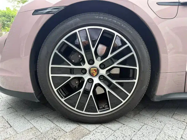 Porsche Taycan — Фото автомобиля 17