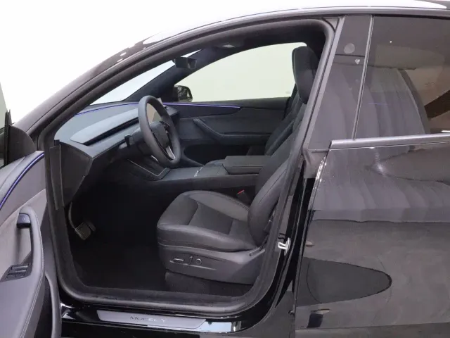 Tesla Model Y — Фото автомобиля 11