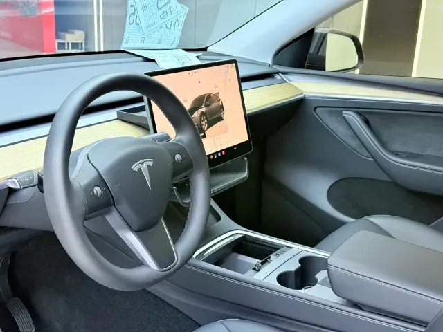 Tesla Model Y — Фото автомобиля 4