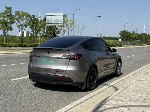 Tesla Model Y — Фото автомобиля 4