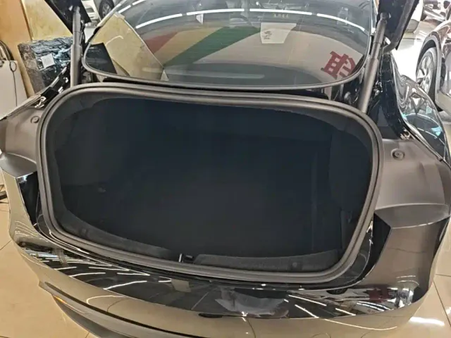 Tesla Model 3 — Фото автомобиля 18
