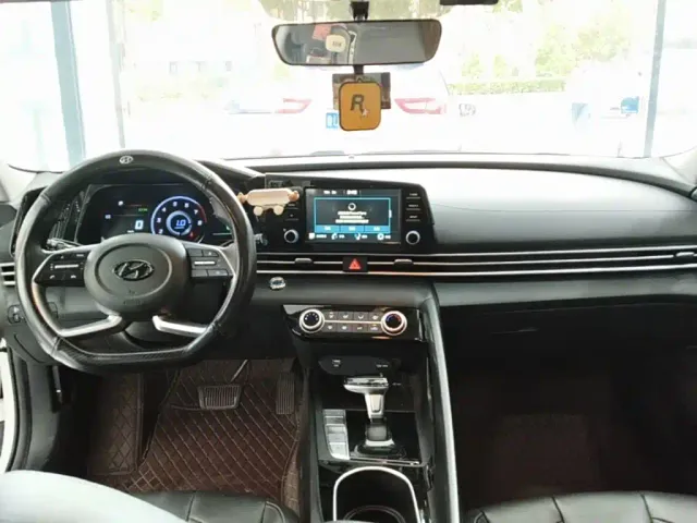 Hyundai Elantra — Фото автомобиля 9