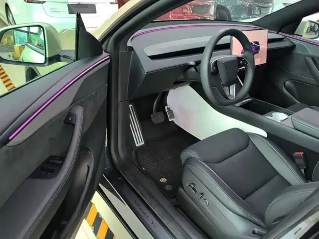 Tesla Model Y L — Фото автомобиля 15