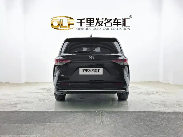 Toyota Sienna — Фото автомобиля 3