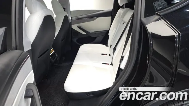 Tesla Model Y — Фото автомобиля 17