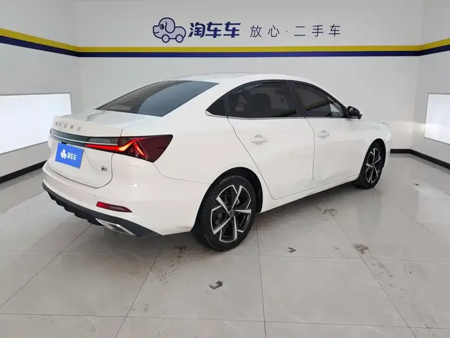 Roewe Roewe i5 2023 1.5L CVT Honor Edition — Фото автомобиля 3