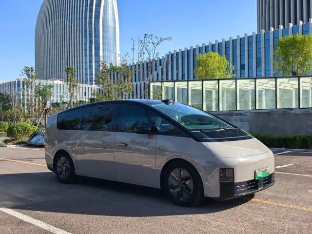 Li Auto MEGA — Фото автомобиля 3