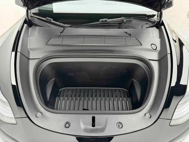 Tesla Model Y — Фото автомобиля 18