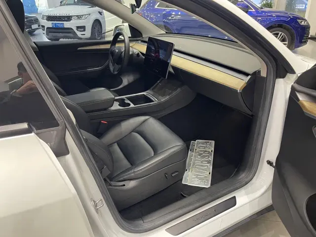 Tesla Model Y — Фото автомобиля 14