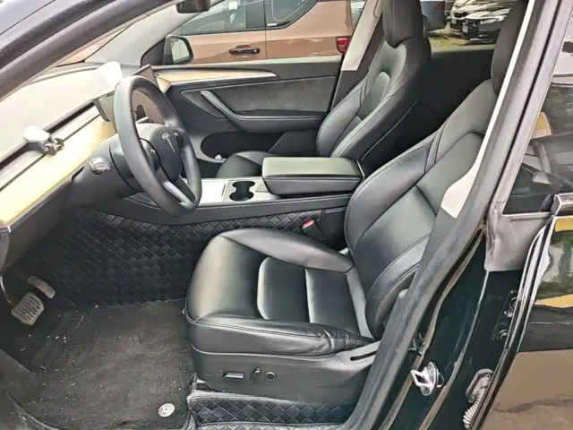 Tesla Model Y — Фото автомобиля 14
