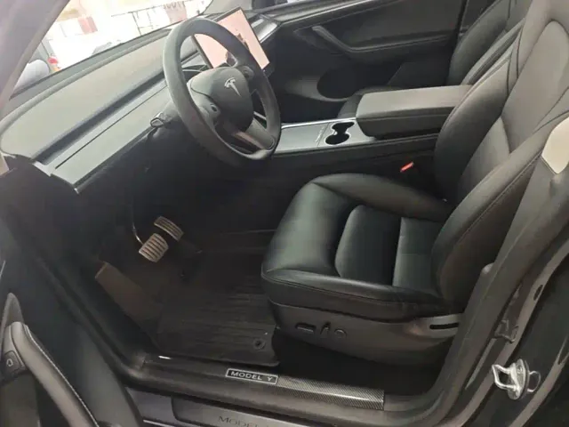 Tesla Model Y — Фото автомобиля 14