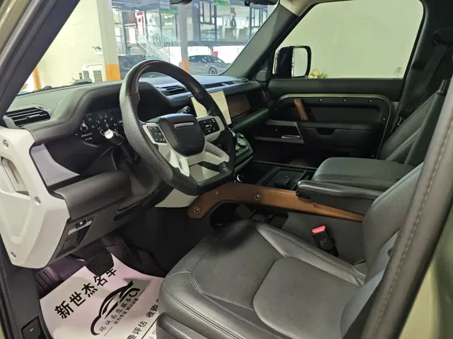 Land Rover Land Rover Defender 2023 Model 110 3.0T P400 Dark Special Edition — Фото автомобиля 5