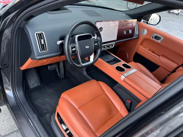 Li Auto L8 — Фото автомобиля 12