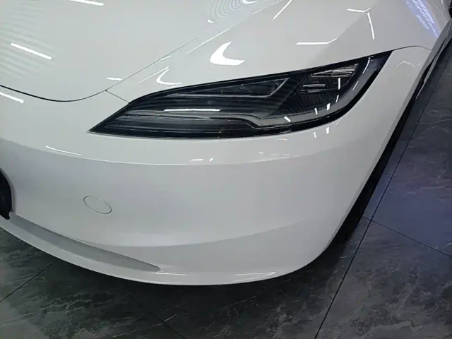 Tesla Model 3 — Фото автомобиля 23