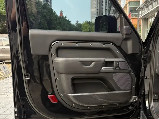 Land Rover Defender — Фото автомобиля 8
