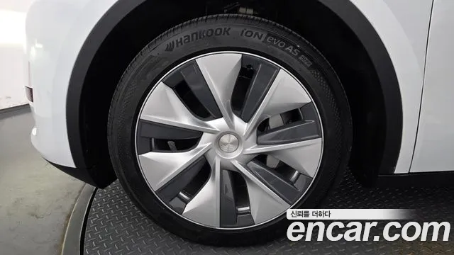 Tesla Model Y — Фото автомобиля 5