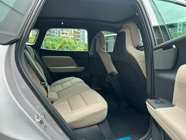 Volvo XC70 Plug-in Hybrid — Фото автомобиля 20