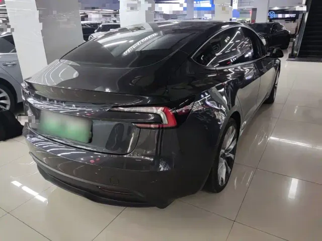 Tesla Model 3 — Фото автомобиля 6
