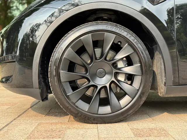 Tesla Model Y — Фото автомобиля 21