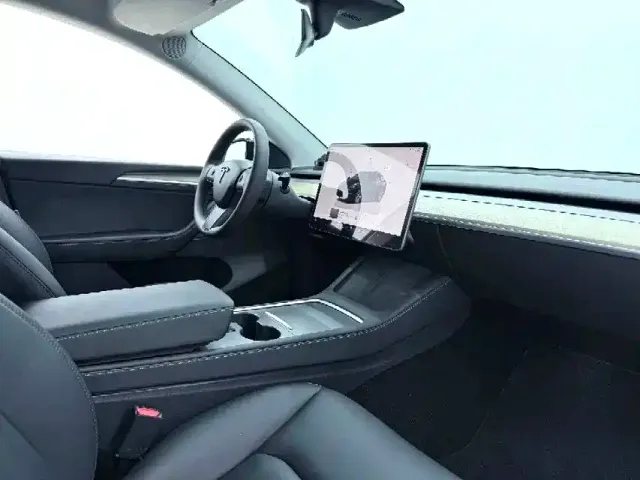 Tesla Model Y — Фото автомобиля 5