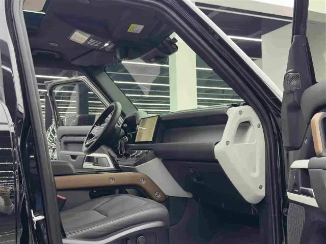 Land Rover Defender — Фото автомобиля 10