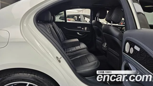 Mercedes-Benz E-Class — Фото автомобиля 12
