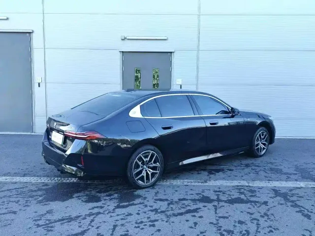 BMW i5 — Фото автомобиля 12