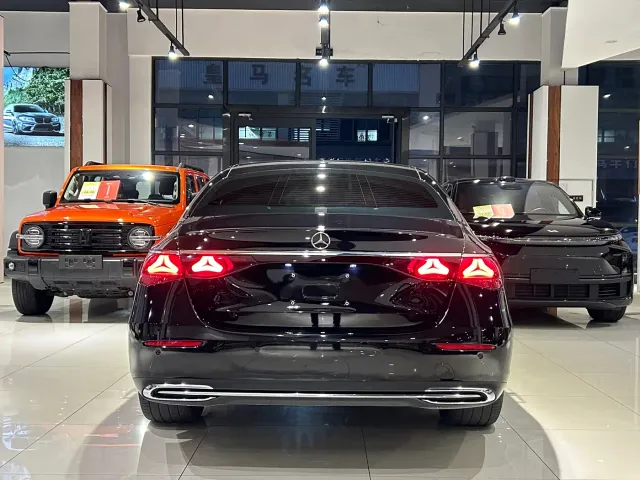 Mercedes-Benz E-Class — Фото автомобиля 30