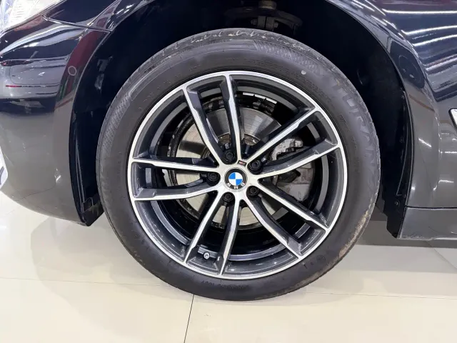 BMW 5 Series — Фото автомобиля 5
