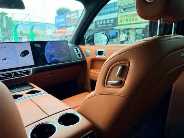 Li Auto L8 — Фото автомобиля 19