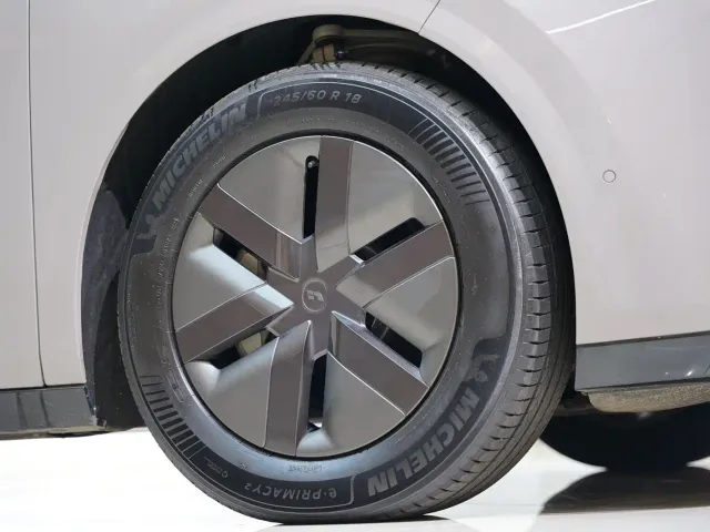 Li Auto MEGA — Фото автомобиля 8