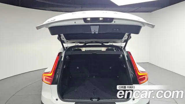 Вольво XC40 — Фото автомобиля 17