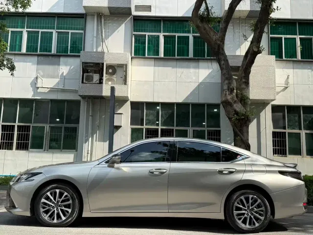 Lexus ES — Фото автомобиля 7