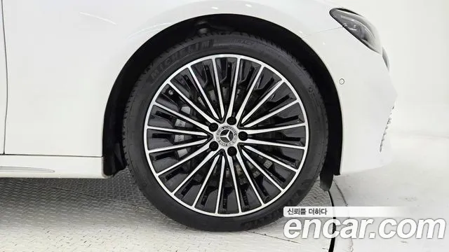Mercedes-Benz E-Class — Фото автомобиля 5