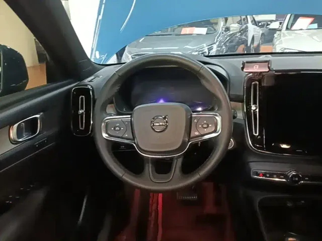 Volvo XC40 — Фото автомобиля 10