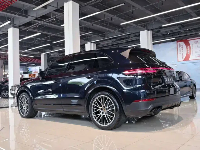 Porsche Cayenne — Фото автомобиля 10