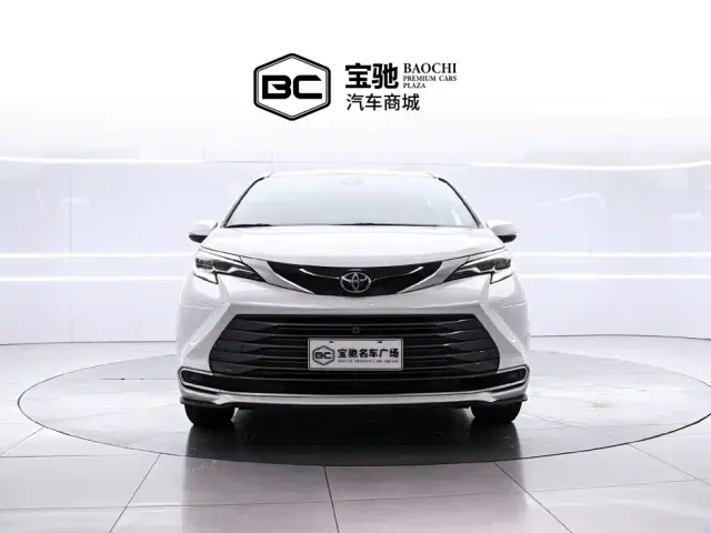 Toyota Sienna — Фото автомобиля 2
