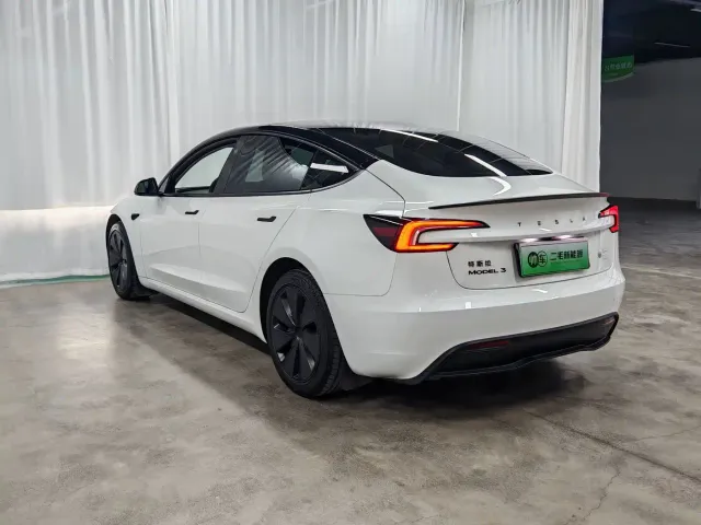Tesla Model 3 — Фото автомобиля 4