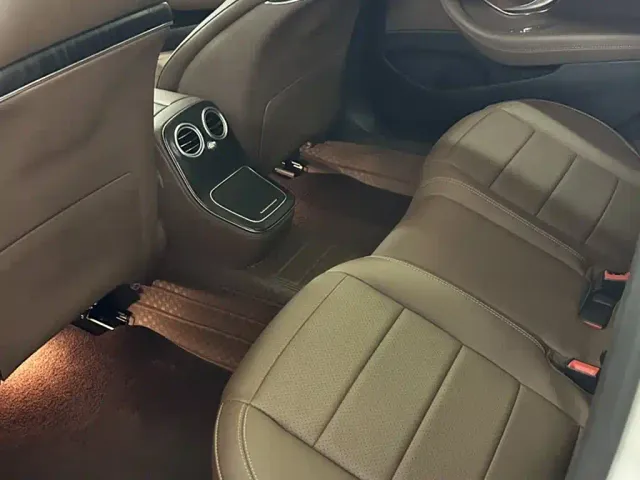 Mercedes-Benz E-Class — Фото автомобиля 10