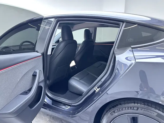 Tesla Model 3 — Фото автомобиля 17