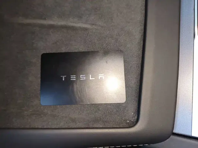 Tesla Model 3 — Фото автомобиля 8