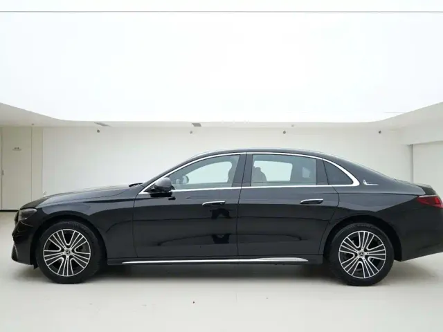Mercedes-Benz E-Class — Фото автомобиля 3