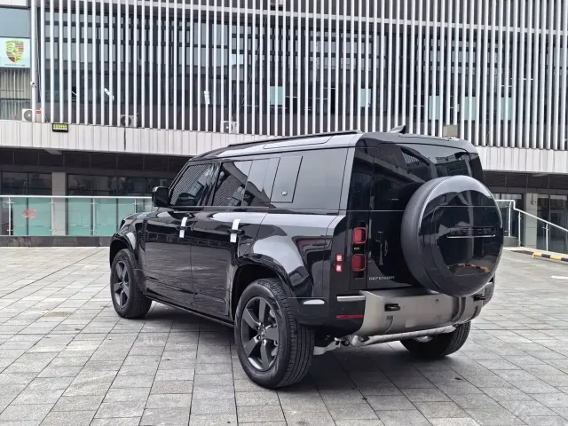 Land Rover Defender — Фото автомобиля 17